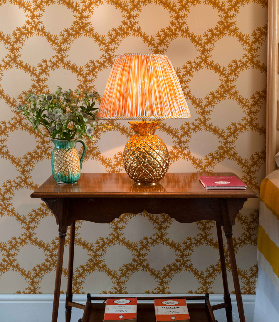 seaweed-lace-wallpaper-and-pineapple-table-lamp_950x1095_1