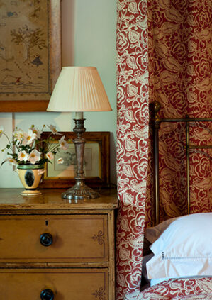 Bergamot Leaf - Sorolla Red - Stone Linen: lifestyle