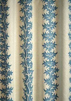 Osmunda Frond - Azure - Ivory Linen: lifestyle