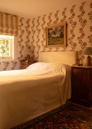 Charlotte Johnstone - Mawar Wallpaper - Chestnut: lifestyle
