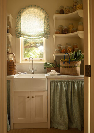 Sophie Coryndon - Wilton Vine - Azure - Linen: lifestyle