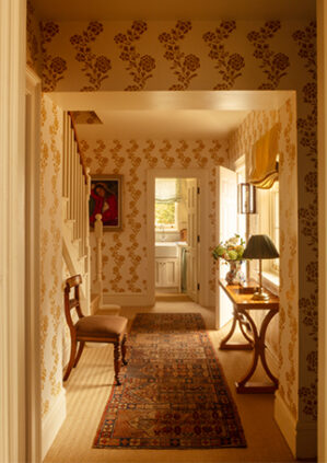 Charlotte Johnstone - Mawar Wallpaper - Gold: lifestyle