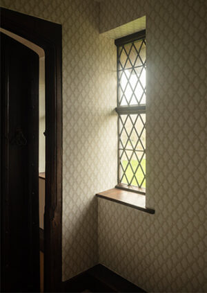 Fretwork Wallpaper - Ivory: lifestyle