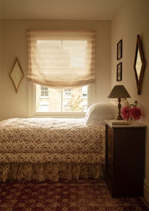 Lucknawi Flower - Berry - Ivory Linen: lifestyle