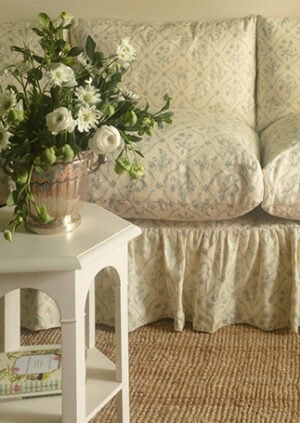 Lucknawi Flower - Blue - Ivory Linen: lifestyle