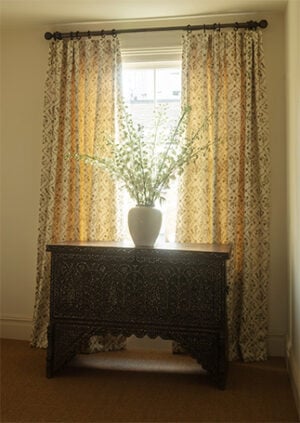 Lucknawi Flower - Moss - Ivory Linen: lifestyle