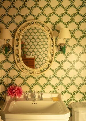Seaweed Lattice Wallpaper - Emerald: lifestyle