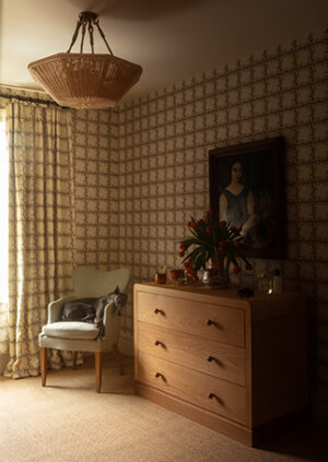 Espalier Square - Chestnut - Ivory Linen: lifestyle